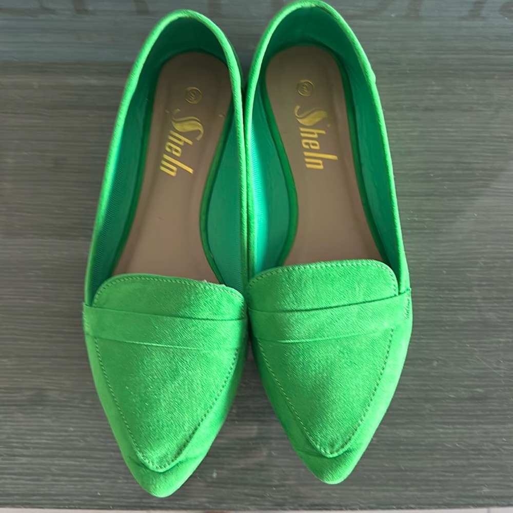 Adorable green flats size 9